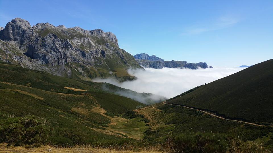 Picos de Europa | Paisaje con niebla en un valle