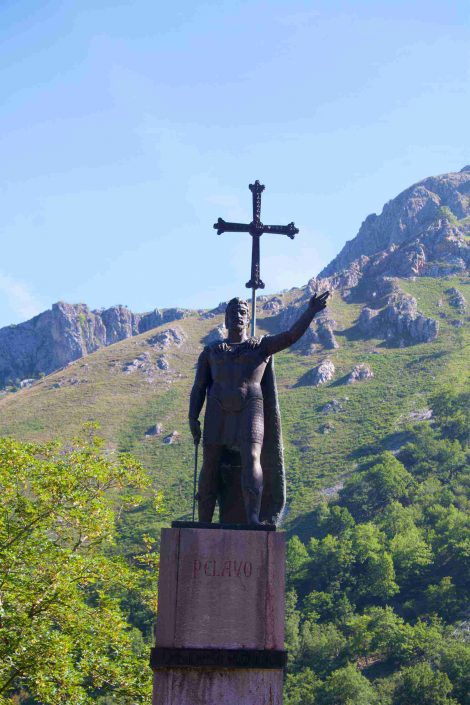 Estatua de Don Pelayo en Covadonga